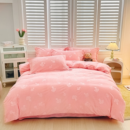 91家纺网 家纺一手货源 找家纺 新款全消光210克婴儿绒宝宝绒压花四件套定制任意尺寸 宝宝绒-粉蘑菇