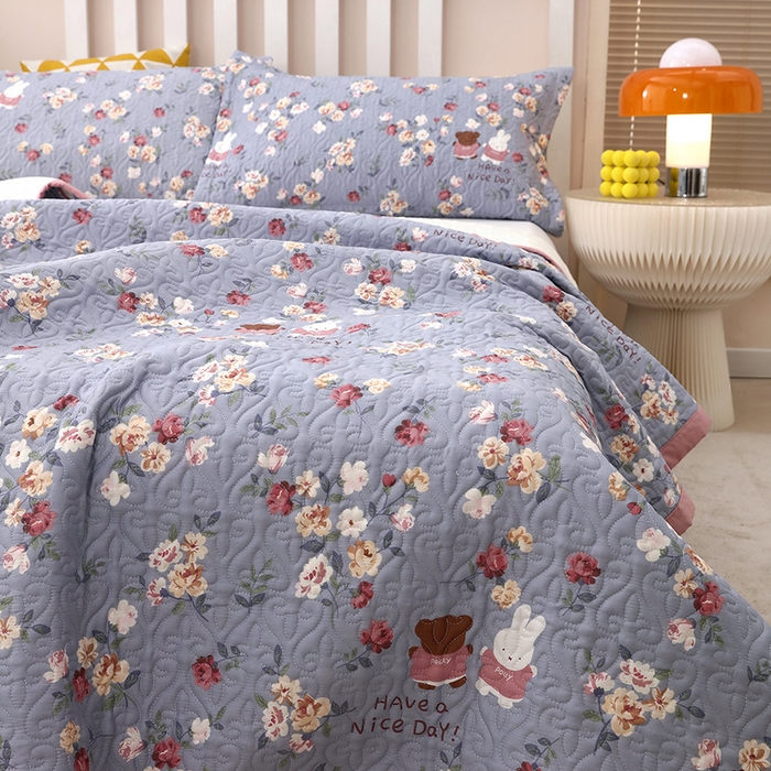 91家纺网 家纺一手货源 找家纺 40支全棉夹棉绗缝13372简约款印花多功能床盖夏被凉席 花兔情缘