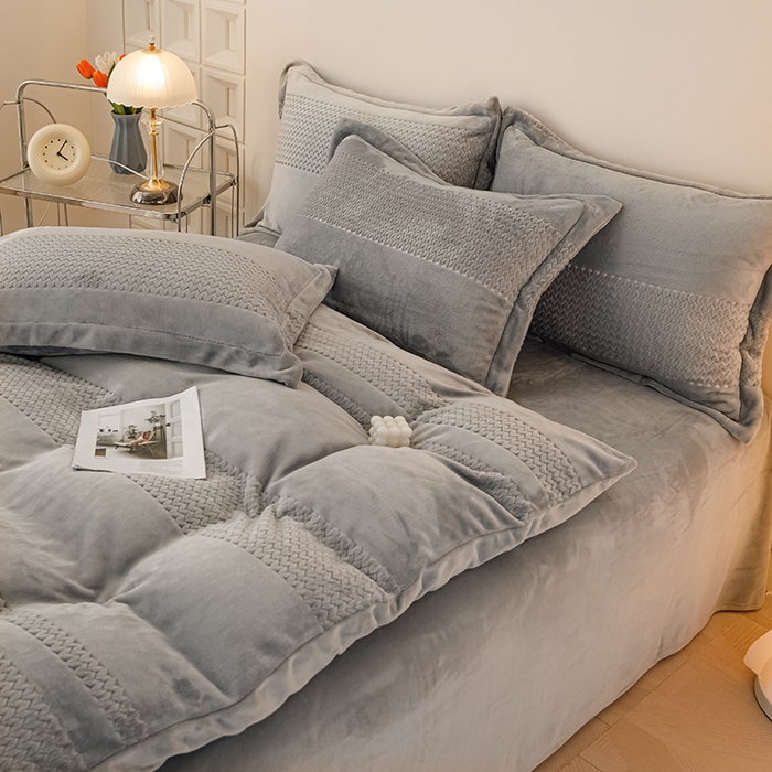 91家纺网 家纺一手货源 找家纺 新品牛奶绒烂花230克四件套可定做 提花灰