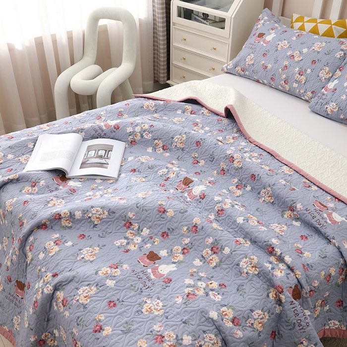 91家纺网 家纺一手货源 找家纺 40支全棉夹棉绗缝13372简约款印花多功能床盖夏被凉席 花兔情缘