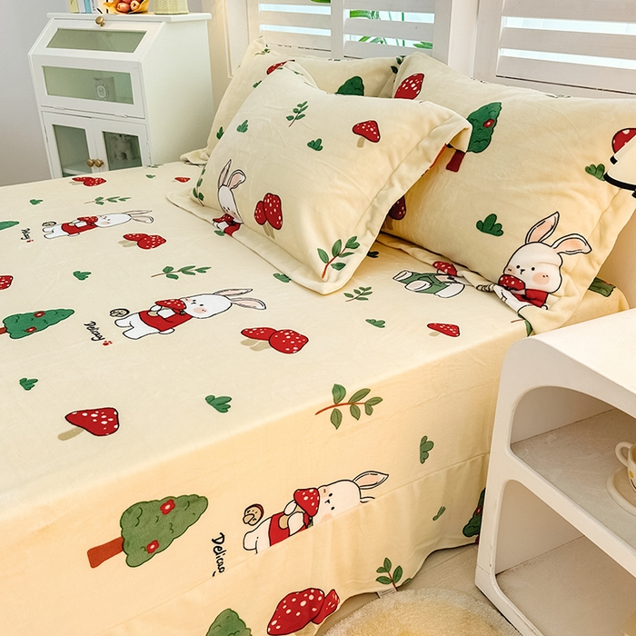 91家纺网 家纺一手货源 找家纺 新款230克印花牛奶绒床单定制定做尺寸  草莓兔