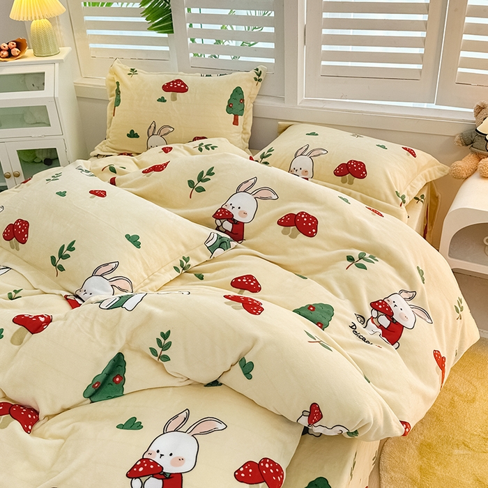 91家纺网 家纺一手货源 找家纺 新款230克高克重印花牛奶绒四件套定做定制尺寸 草莓兔