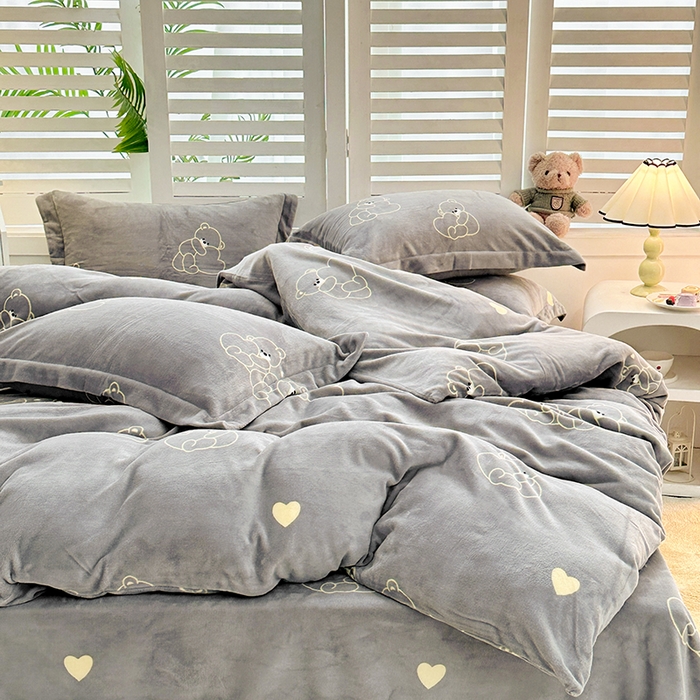 91家纺网 家纺一手货源 找家纺 新款230克高克重印花牛奶绒四件套定做定制尺寸 爱心熊