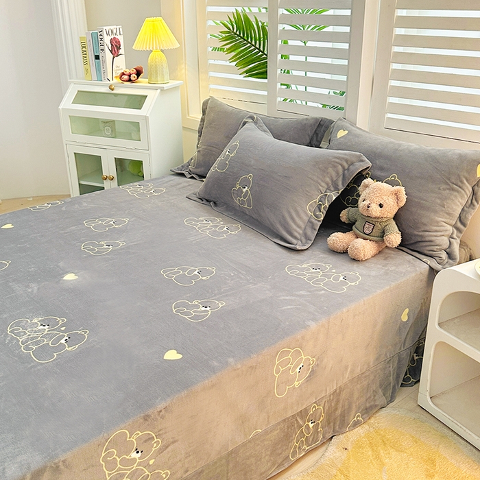 91家纺网 家纺一手货源 找家纺 新款230克印花牛奶绒床单定制定做尺寸  爱心熊