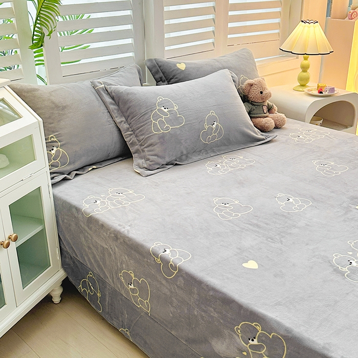 91家纺网 家纺一手货源 找家纺 新款230克印花牛奶绒床单定制定做尺寸  爱心熊