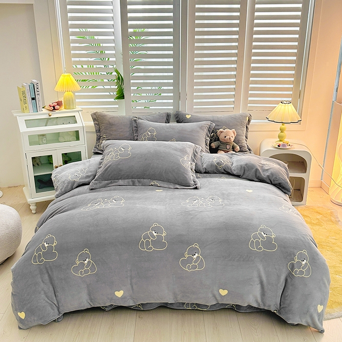91家纺网 家纺一手货源 找家纺 新款230克高克重印花牛奶绒四件套定做定制尺寸 爱心熊