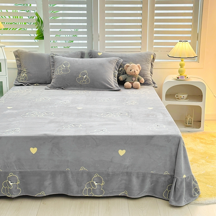 91家纺网 家纺一手货源 找家纺 新款230克印花牛奶绒床单定制定做尺寸  爱心熊