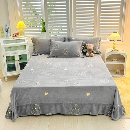91家纺网 家纺一手货源 找家纺 新款230克印花牛奶绒床单定制定做尺寸  爱心熊