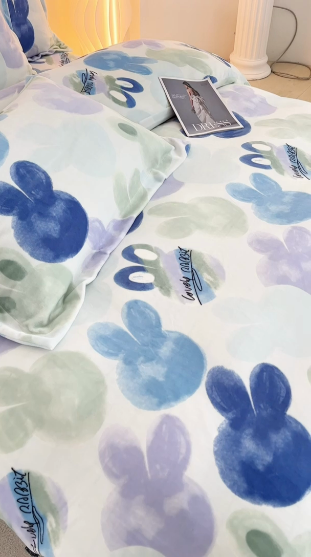 91家纺网 家纺一手货源 找家纺 新款230克高克重印花牛奶绒四件套定做定制尺寸 缤纷世界