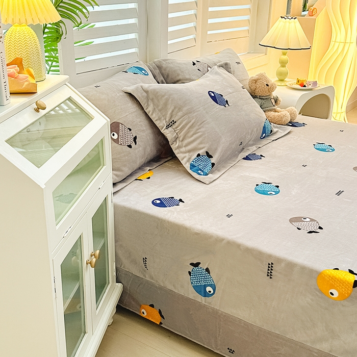 91家纺网 家纺一手货源 找家纺 新款230克印花牛奶绒床单定制定做尺寸  开心鱼