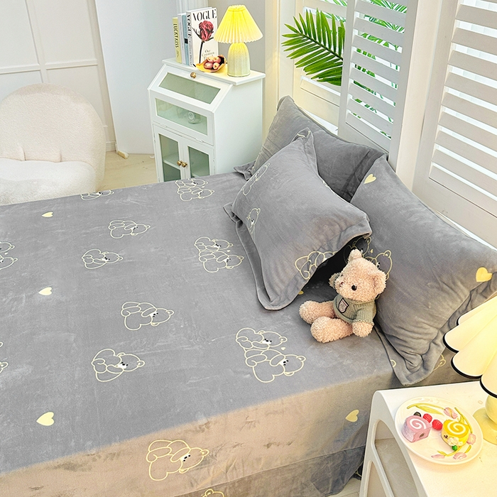 91家纺网 家纺一手货源 找家纺 新款230克印花牛奶绒床单定制定做尺寸  爱心熊