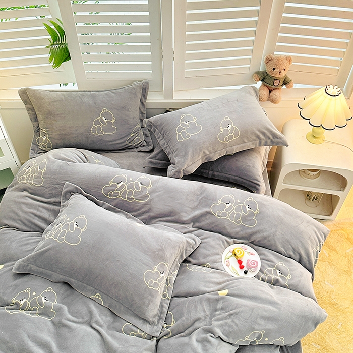 91家纺网 家纺一手货源 找家纺 新款230克高克重印花牛奶绒四件套定做定制尺寸 爱心熊