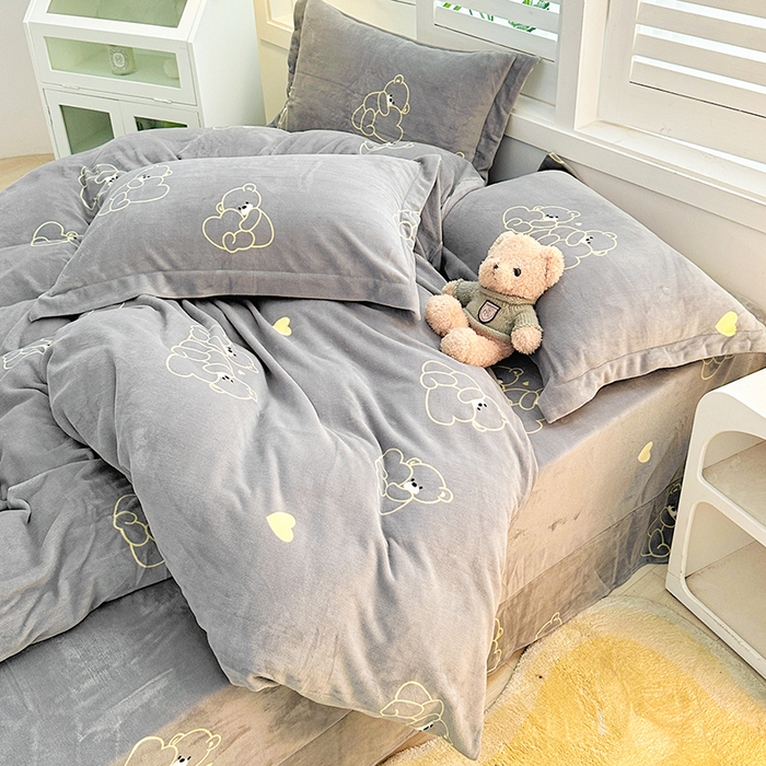 91家纺网 家纺一手货源 找家纺 新款230克高克重印花牛奶绒四件套定做定制尺寸 爱心熊