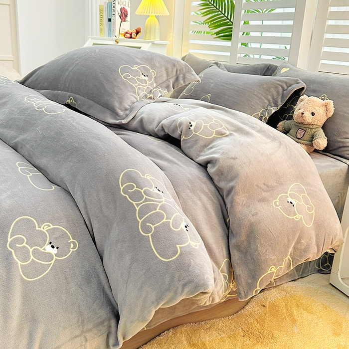 91家纺网 家纺一手货源 找家纺 新款230克高克重印花牛奶绒四件套定做定制尺寸 爱心熊