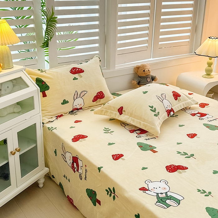 91家纺网 家纺一手货源 找家纺 新款230克印花牛奶绒床单定制定做尺寸  草莓兔