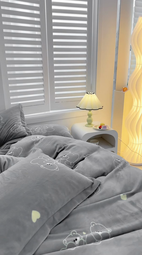 91家纺网 家纺一手货源 找家纺 新款230克高克重印花牛奶绒四件套定做定制尺寸 爱心熊