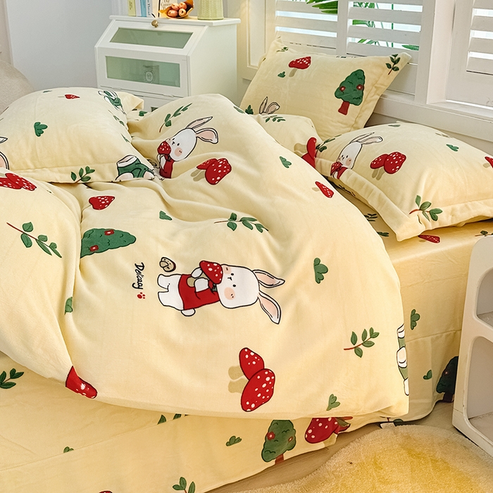 91家纺网 家纺一手货源 找家纺 新款230克高克重印花牛奶绒四件套定做定制尺寸 草莓兔