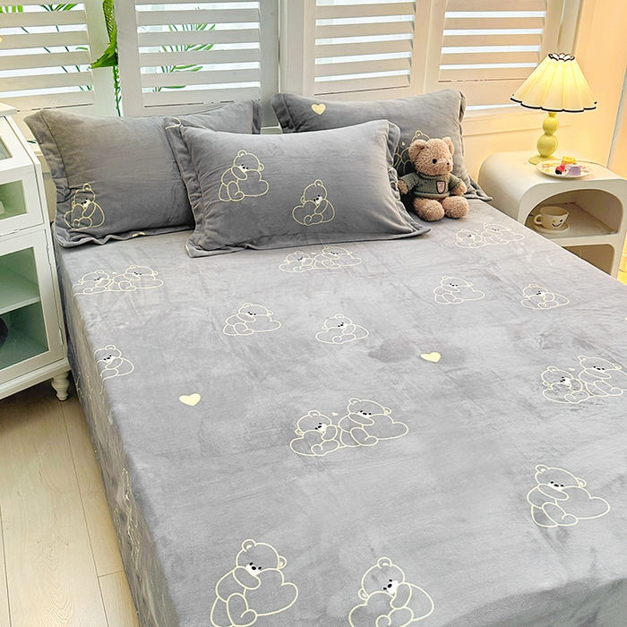 91家纺网 家纺一手货源 找家纺 新款230克印花牛奶绒床单定制定做尺寸  爱心熊