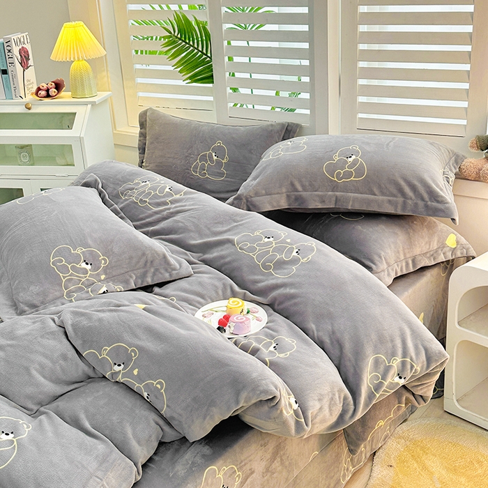 91家纺网 家纺一手货源 找家纺 新款230克高克重印花牛奶绒四件套定做定制尺寸 爱心熊