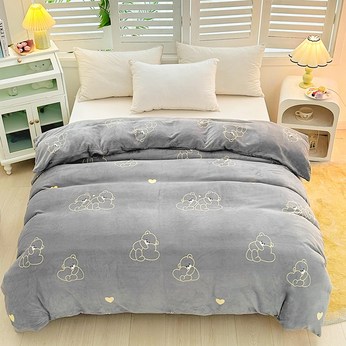 91家纺网 家纺一手货源 找家纺 新款230克高克重印花牛奶绒单被套定制定做尺寸 爱心熊