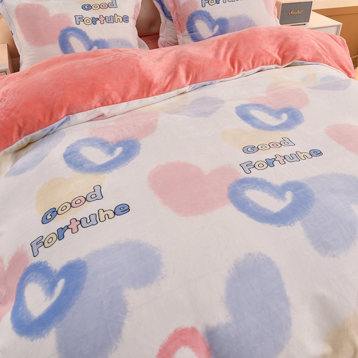 91家纺网 家纺一手货源 找家纺 牵梦萦家纺 2025新款牛奶绒印花四件套系列 怦然心动