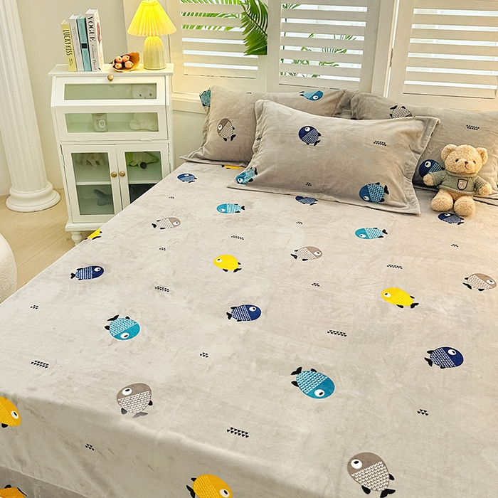 91家纺网 家纺一手货源 找家纺 新款230克印花牛奶绒床单定制定做尺寸  开心鱼