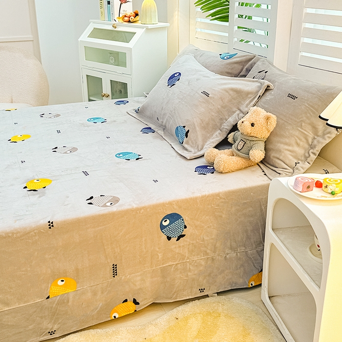 91家纺网 家纺一手货源 找家纺 新款230克印花牛奶绒床单定制定做尺寸  开心鱼