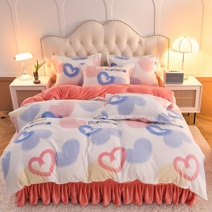 91家纺网 家纺一手货源 找家纺 牵梦萦家纺 2025新款牛奶绒印花四件套系列 怦然心动