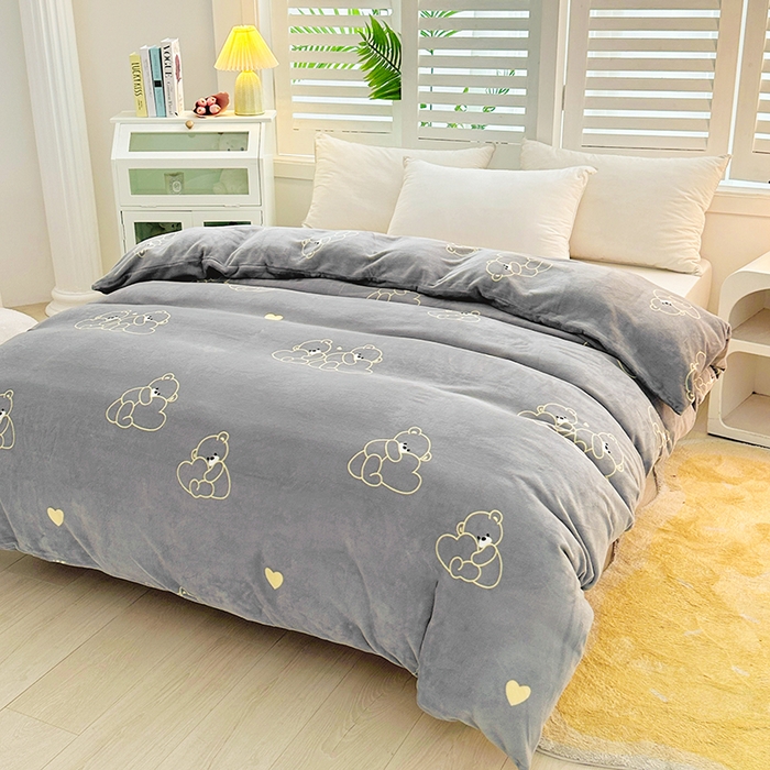 91家纺网 家纺一手货源 找家纺 新款230克高克重印花牛奶绒单被套定制定做尺寸 爱心熊