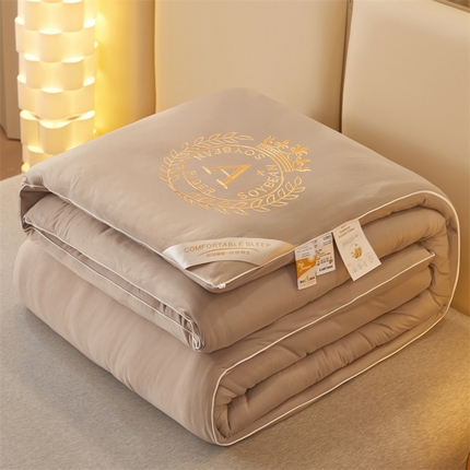 91家纺网 家纺一手货源 找家纺 兄弟坊 2024新款针织棉大豆刺绣秋冬冬被被子被芯 浅咖色