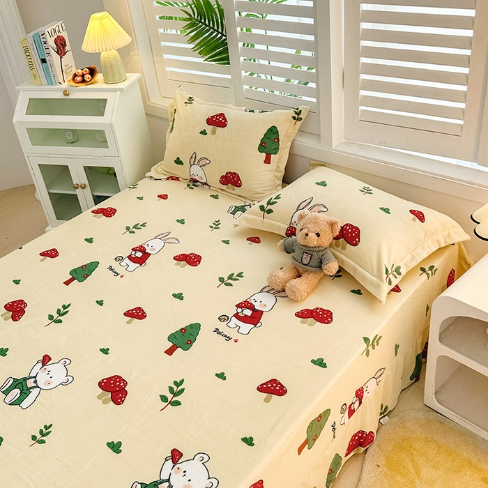 91家纺网 家纺一手货源 找家纺 新款230克印花牛奶绒床单定制定做尺寸  草莓兔