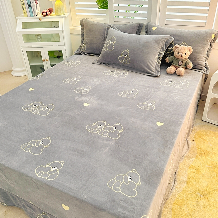 91家纺网 家纺一手货源 找家纺 新款230克印花牛奶绒床单定制定做尺寸  爱心熊