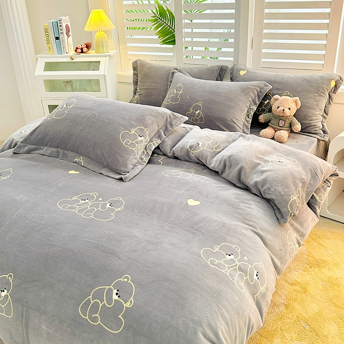 91家纺网 家纺一手货源 找家纺 新款230克高克重印花牛奶绒四件套定做定制尺寸 爱心熊