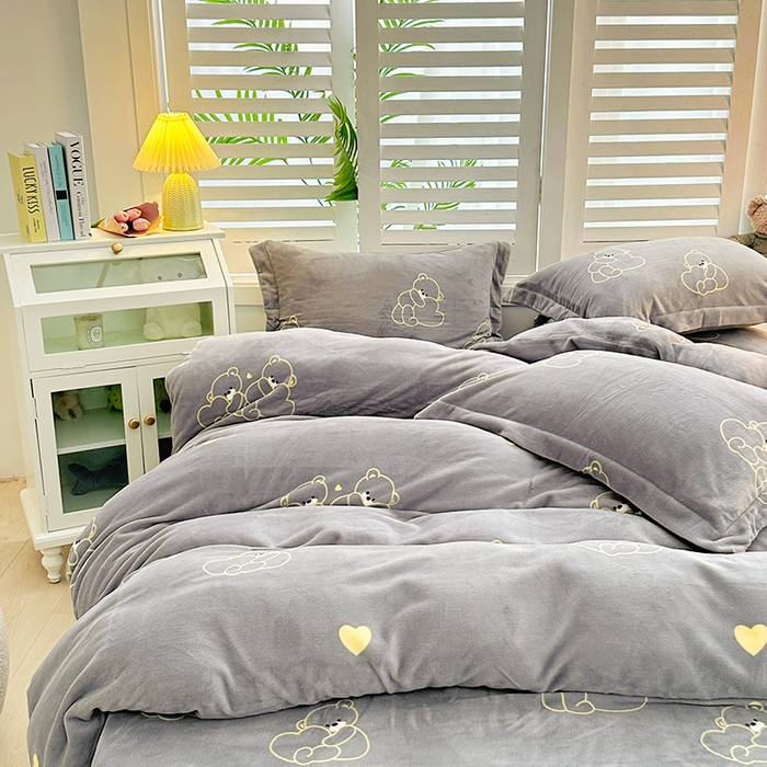 91家纺网 家纺一手货源 找家纺 新款230克高克重印花牛奶绒四件套定做定制尺寸 爱心熊