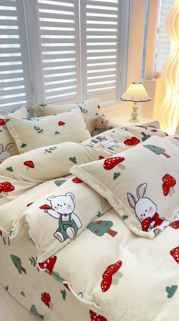 91家纺网 家纺一手货源 找家纺 新款230克高克重印花牛奶绒四件套定做定制尺寸 草莓兔