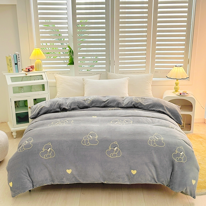 91家纺网 家纺一手货源 找家纺 新款230克高克重印花牛奶绒单被套定制定做尺寸 爱心熊