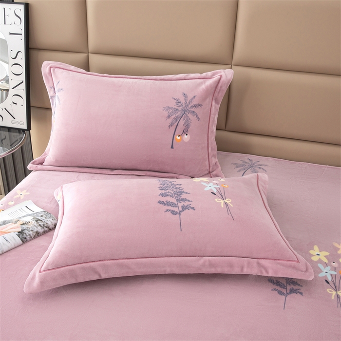 91家纺网 家纺一手货源 找家纺 优姿家纺 2024新款加厚全消光牛奶棉印花四件套 唯美小镇紫