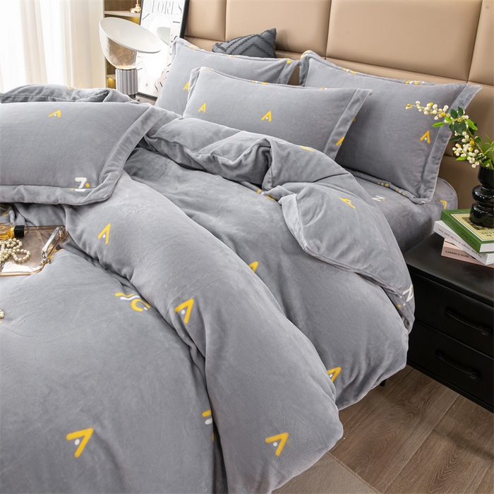 91家纺网 家纺一手货源 找家纺 优姿家纺 2024新款加厚全消光牛奶棉印花四件套 玩趣字母灰