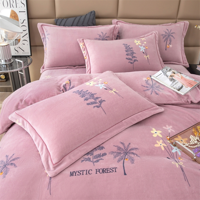 91家纺网 家纺一手货源 找家纺 优姿家纺 2024新款加厚全消光牛奶棉印花四件套 唯美小镇紫