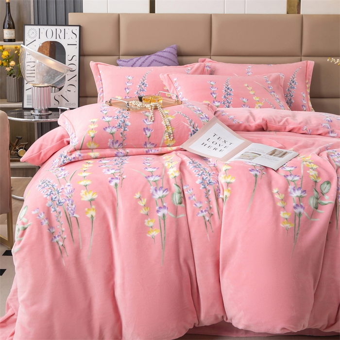 91家纺网 家纺一手货源 找家纺 优姿家纺 2024新款加厚全消光牛奶棉印花四件套 薰衣草粉