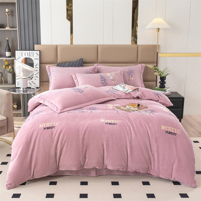 91家纺网 家纺一手货源 找家纺 优姿家纺 2024新款加厚全消光牛奶棉印花四件套 唯美小镇紫