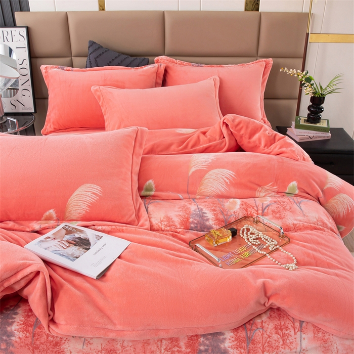 91家纺网 家纺一手货源 找家纺 优姿家纺 2024新款加厚全消光牛奶棉印花四件套 隐约森林红