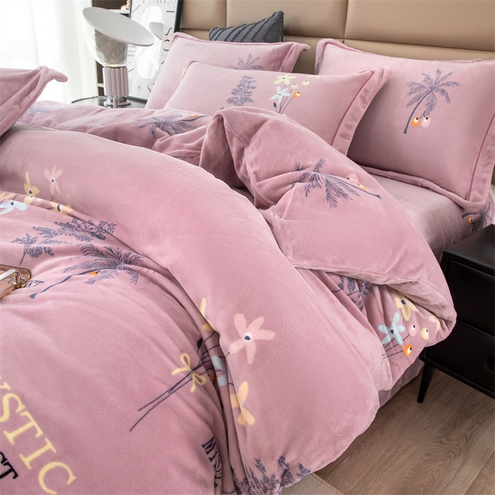 91家纺网 家纺一手货源 找家纺 优姿家纺 2024新款加厚全消光牛奶棉印花四件套 唯美小镇紫