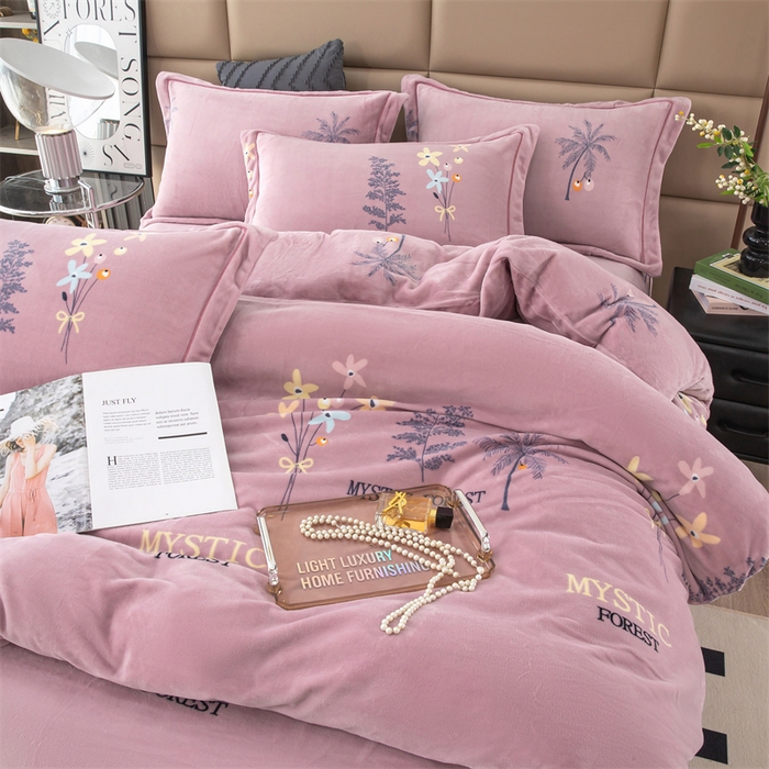 91家纺网 家纺一手货源 找家纺 优姿家纺 2024新款加厚全消光牛奶棉印花四件套 唯美小镇紫