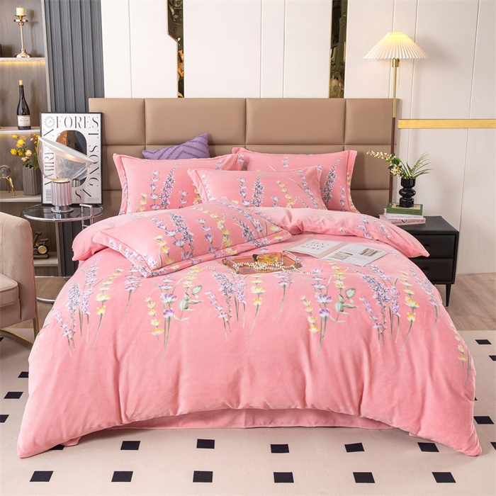 91家纺网 家纺一手货源 找家纺 优姿家纺 2024新款加厚全消光牛奶棉印花四件套 薰衣草粉