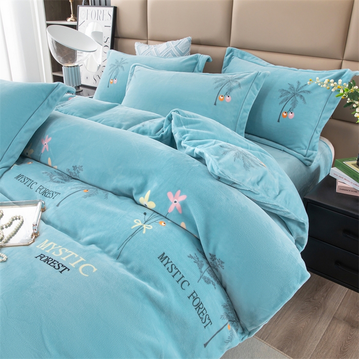 91家纺网 家纺一手货源 找家纺 优姿家纺 2024新款加厚全消光牛奶棉印花四件套 唯美小镇蓝