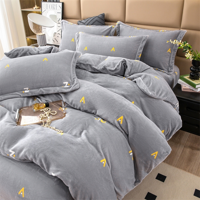 91家纺网 家纺一手货源 找家纺 优姿家纺 2024新款加厚全消光牛奶棉印花四件套 玩趣字母灰