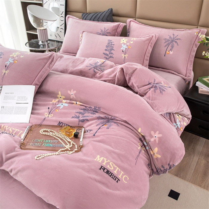 91家纺网 家纺一手货源 找家纺 优姿家纺 2024新款加厚全消光牛奶棉印花四件套 唯美小镇紫