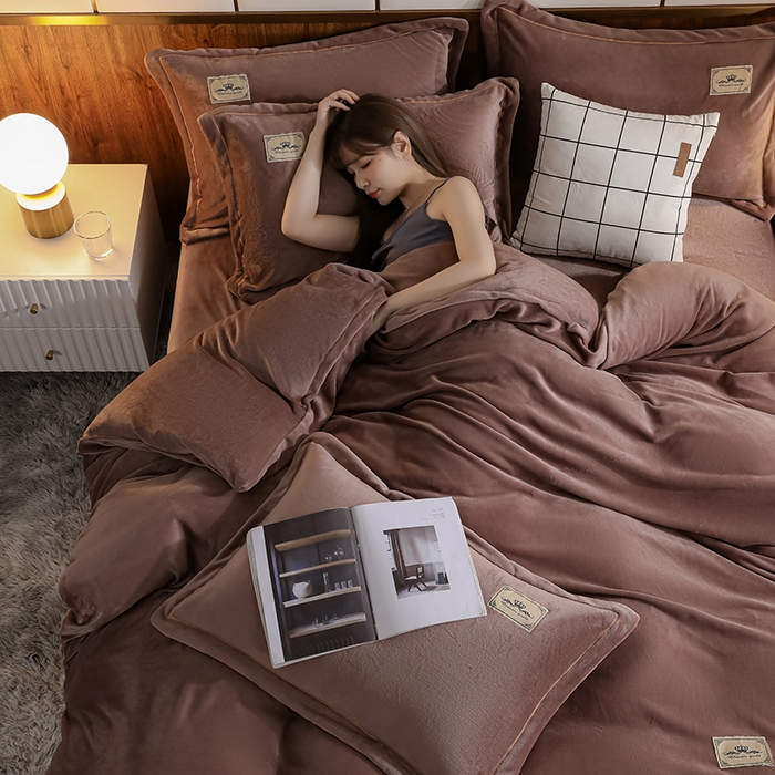 91家纺网 家纺一手货源 找家纺 优姿家纺 2024新款加厚全消光牛奶棉印花四件套 豆沙坨