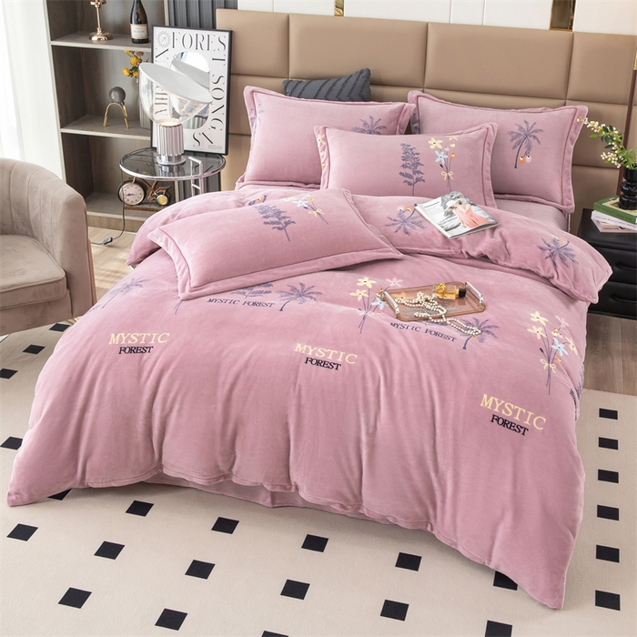 91家纺网 家纺一手货源 找家纺 优姿家纺 2024新款加厚全消光牛奶棉印花四件套 唯美小镇紫